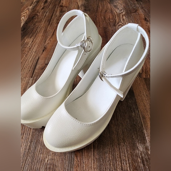 Women's White Platform Heels Size Eight - Picture 10 of 10